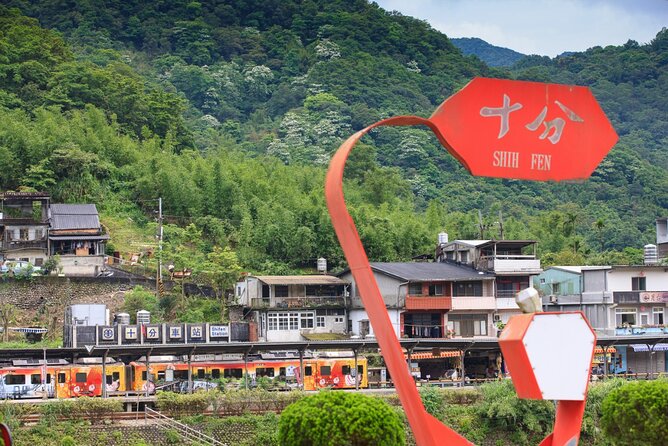 7-Hour Jiufen Night View, Shifen Waterfall & Raohe Market Tour - Ending at Raohe Night Market: dinner without a guide script