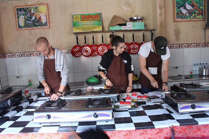 Balinese Ubud cooking school (9 Dish Cooking and Market Tour) - Morning market tour: learning the ingredients behind Bali’s everyday cooking