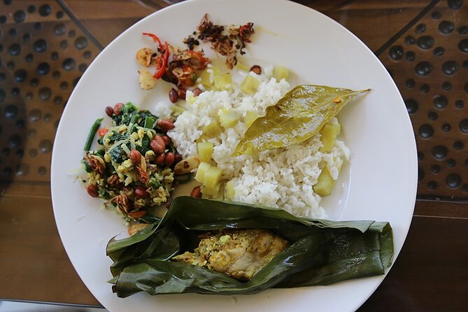Gianyar Market Visit & Cooking Class in Ubud with Kadek & Putu - Meet Kadek and Putu: Cooking in a Real Family Compound