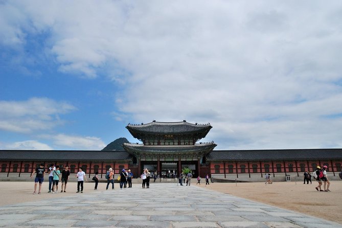 Korean Palace and Market Tour in Seoul Including Insadong and Gyeongbokgung Palace - Namdaemun Market: the big traditional-market experience
