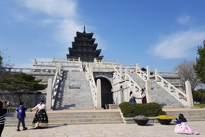 Korean Palace and Market Tour in Seoul Including Insadong and Gyeongbokgung Palace - How the logistics shape a fun day (8.5 hours, coach, and walking)