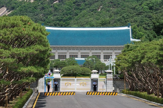 Korean Palace and Market Tour in Seoul Including Insadong and Gyeongbokgung Palace - Gyeongbokgung Palace and the National Folklore Museum: royal power, everyday life