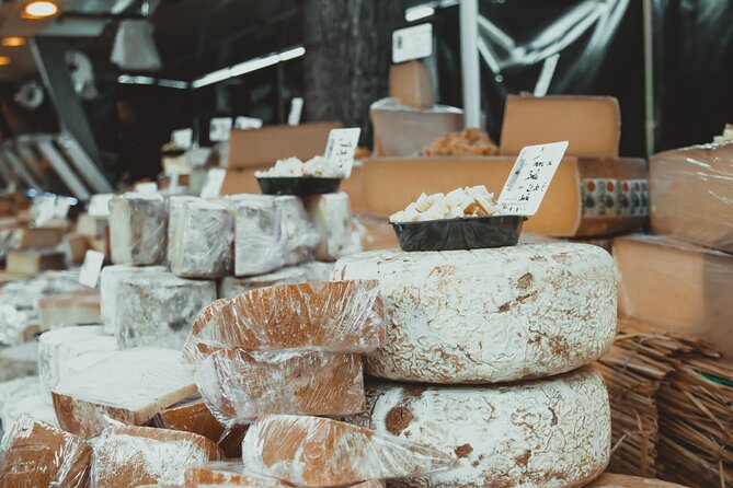 Lyon Private Walking Tour and Food Market Discovery - Traboules du Vieux Lyon: Finding the Passages and Courtyards