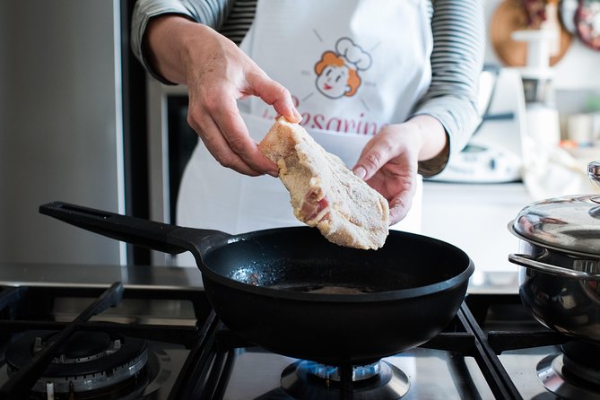 Market Tour & Typical Dining at a Local's Home in Milan - Entering a local home kitchen: why this class feels different