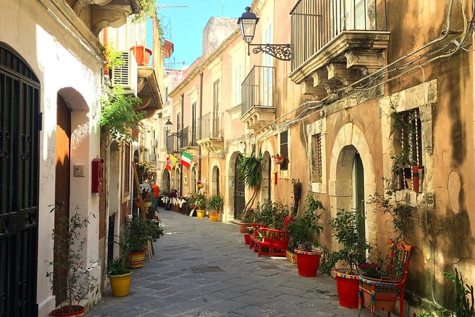 Private Syracuse Tour & light lunch in food market - The 6 hours from 9:00 am: a smooth start, then market time, then more Ortigia wandering