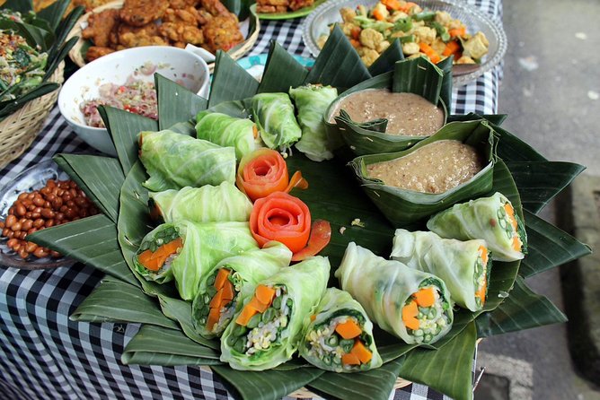 PRIVATE Ubud Market Tour & Balinese Cooking Class with Putu - Cooking class with banana leaf parcels and Balinese curry
