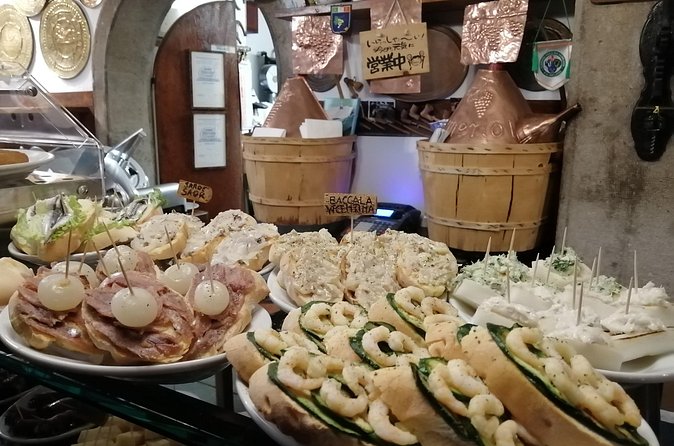 Rialto Farmers & Fish Market Food Tour in Venice with Wine Tasting & Sightseeing - Walking Venice: Bridges, Streets, and Comfort Tips for 4 Hours