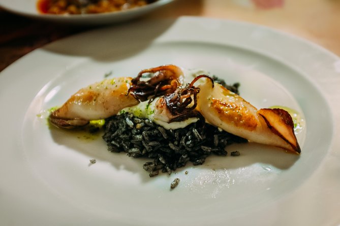 Seville Off the Beaten Path Tapas and Market Tour - How the guide shapes the experience (and why small groups matter)