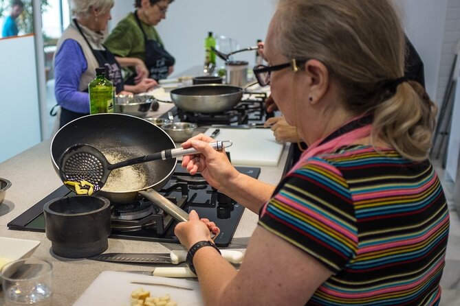 Spanish Cooking Class & Triana Market Tour in Sevilla - Sangria and Drinks: How the Food Pairing Actually Works