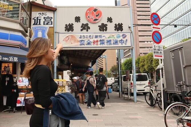 【Spanish/ English】Tsukiji Matcha at a 100-Year old Japanese shop - Four cold-brew matcha varieties, served in wine glasses