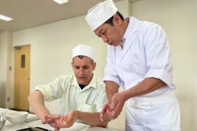 Tokyo Sushi Making Class in Tsukiji with Professional Chef - The first act: watching fish disassembly and knife basics