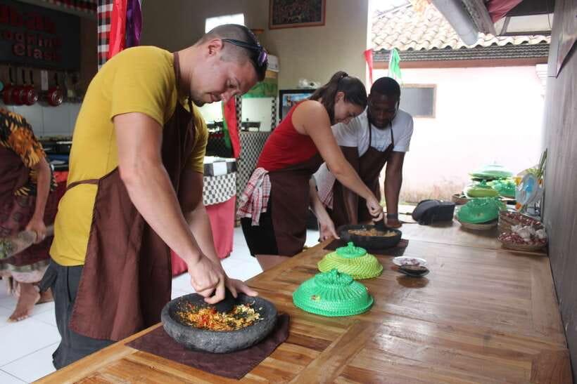 Ubud: Balinese Cooking Class and Market Tour - The traditional market tour: how guides translate Balinese food shopping