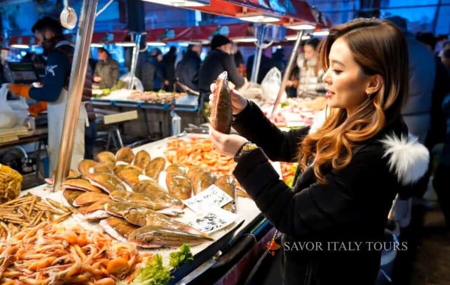 Venice: Local Fish Market With Cicchetti, Lunch, and Wine - Venice’s bacari world: wine-bar stories and a Casanova connection