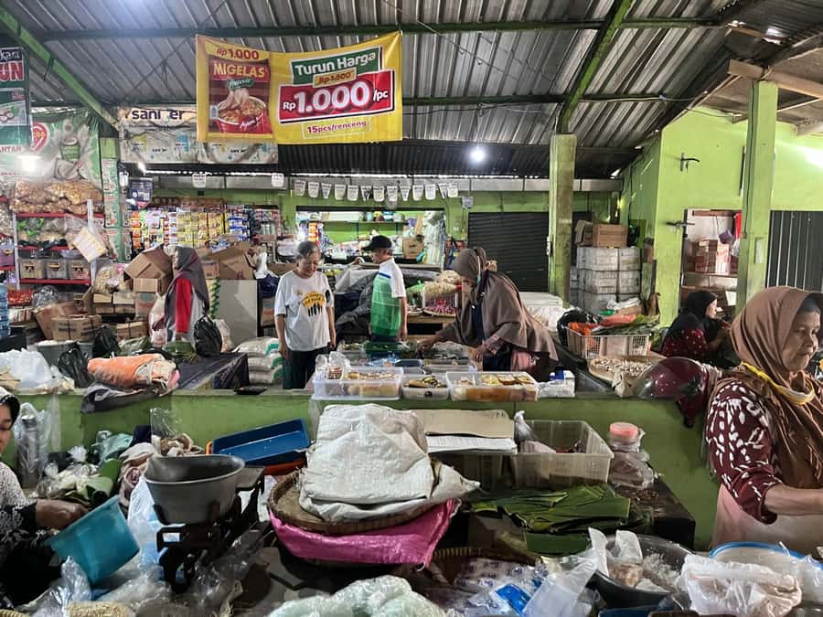 Yogyakarta: Cooking Class with Traditional Market Tour - Pickup and the Start: From Hotel or Meeting Point
