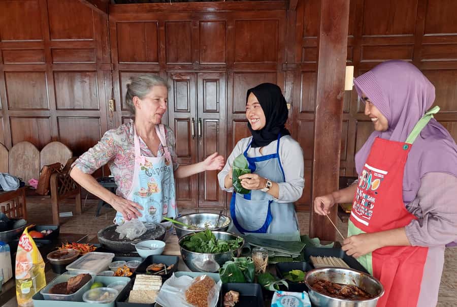 Yogyakarta: Javanese Cooking Class & Market Tour - Getting from Yogyakarta pickup to the market without stress