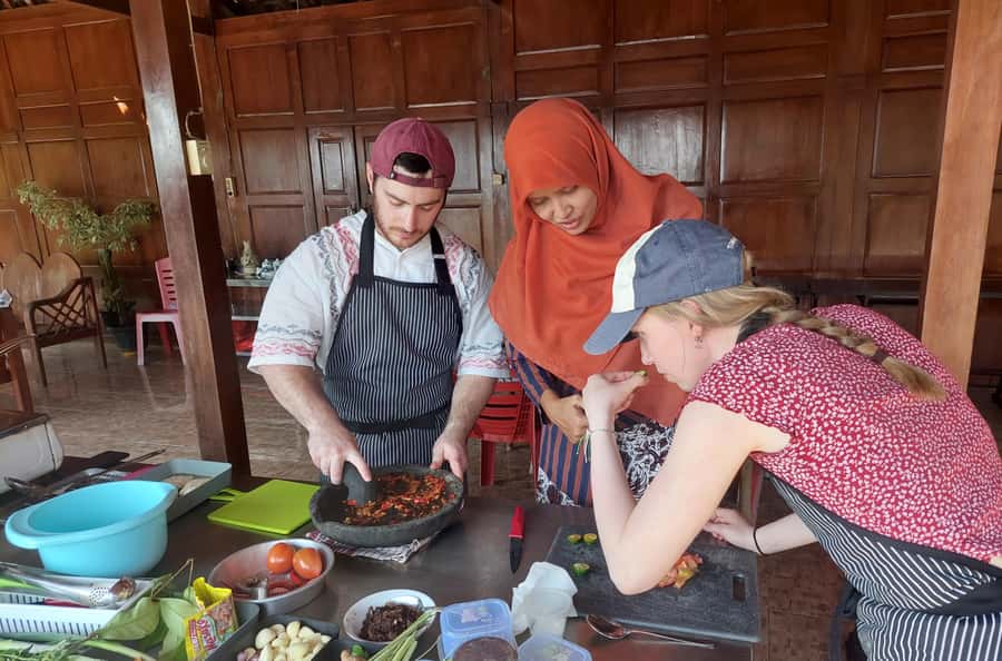 Yogyakarta: Javanese Cooking Class & Market Tour - Javanese and Indonesian flavors: what this class helps you understand